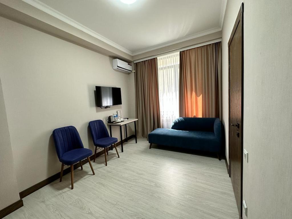 Lumarc Hotel Bishkek Exterior photo